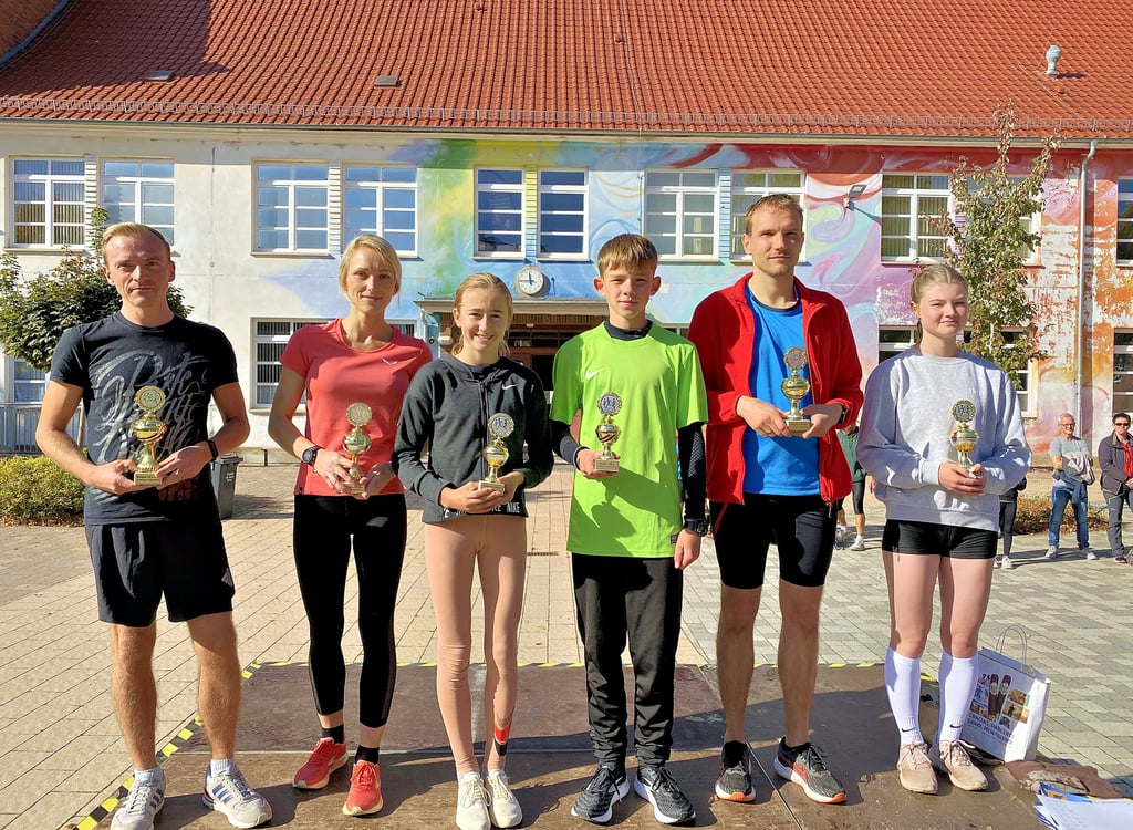 Die Strecken-Gesamtsieger auf einem Foto (v.l.): Maik Marschhausen (Hermsdorf), Jana Otte (Brettin), Jette Saage (Leitzkau), Paul Tietze (Calbe), Sebastian Anselm, Emely Skiba (Rolandgymnasium).