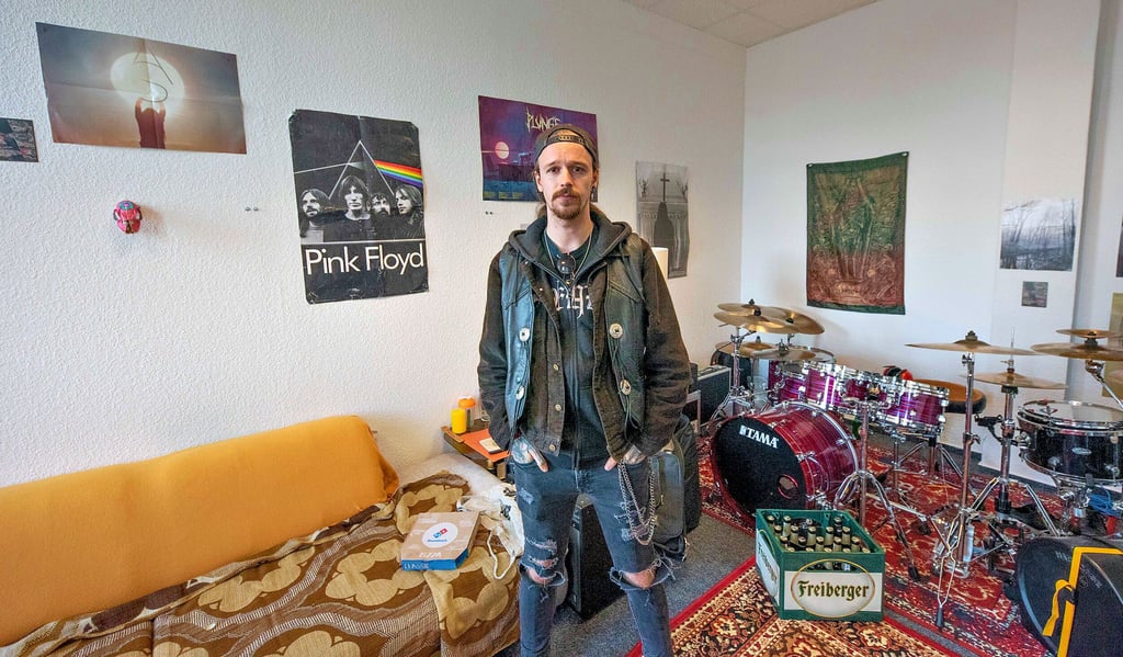 Der Musiker Timo Gülle im neu bezogenen Proberaum seiner gerade gegründeten Band.