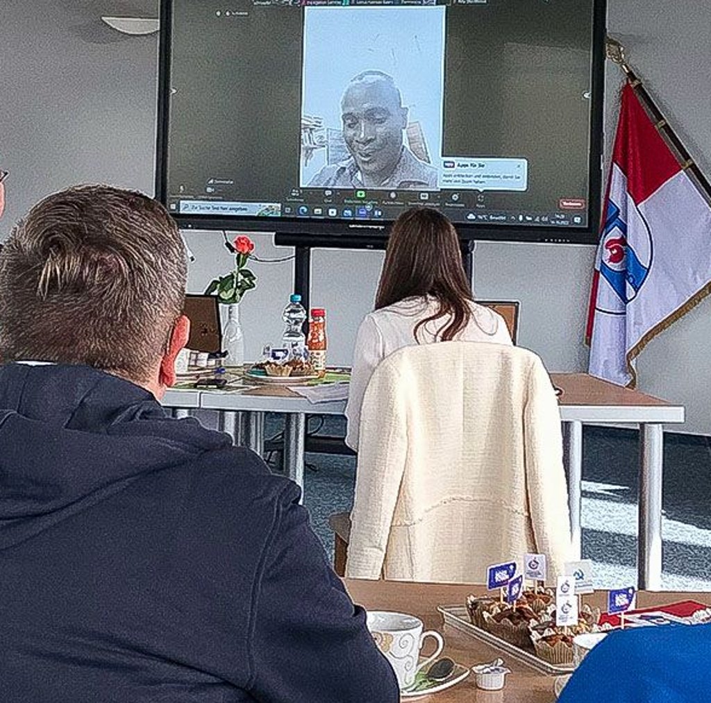 Dennis Wise von der Delegation aus Ghana spricht mit den Gastgebern aus Thale und Quedlinburg.