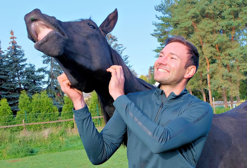 Pferd „Magic“ kann auf Kommando lachen. Patrick Thomalla aus Zahna ist Pferdeflüsterer und Social-Media-Star in einer Person.