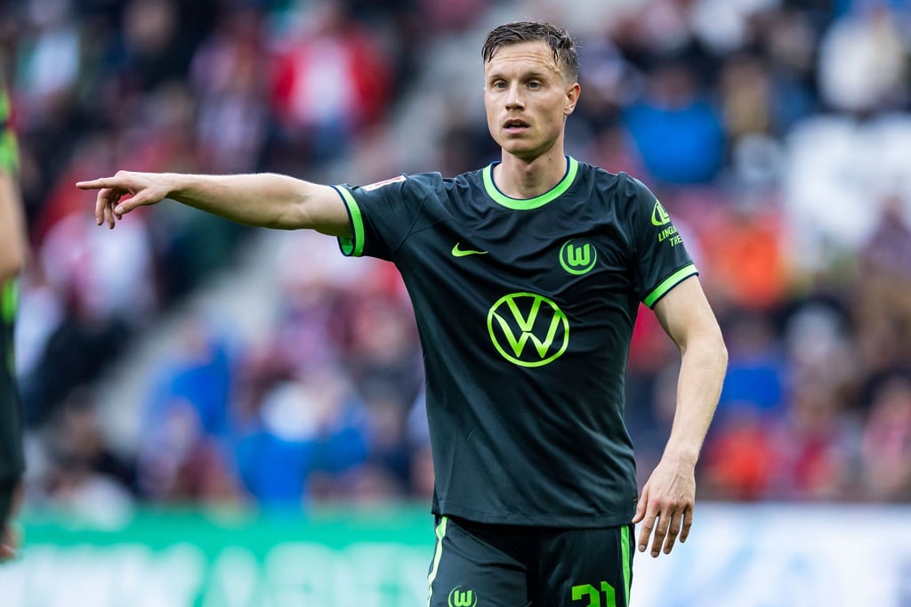 Wolfsburgs Yannick Gerhardt gestikuliert beim Spiel FC-Augsburg - VfL Wolfsburg.
