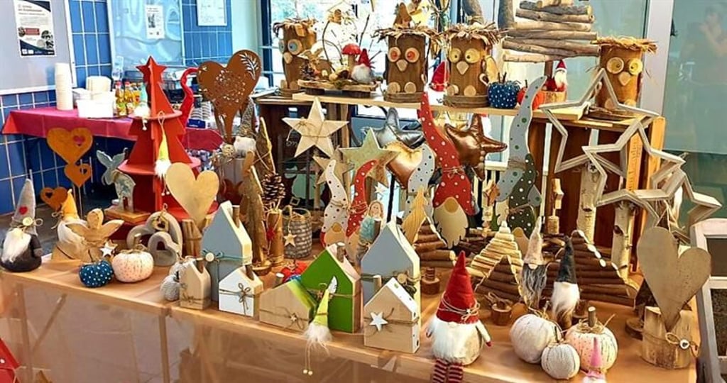 Beim Weihnachtskreativmarkt im Bahnhof Sangerhausen wird wieder phantasievolle Deko Deko angeboten.
