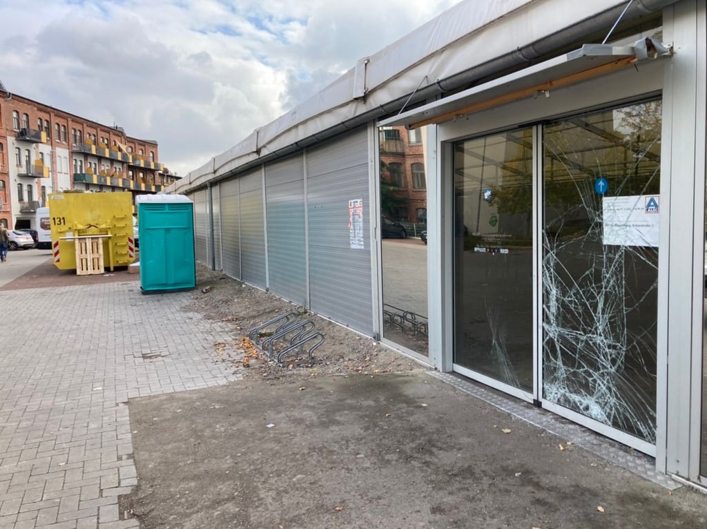 Das ehemalige Verkaufszelt von Aldi in Magdeburg-Buckau wird beräumt.