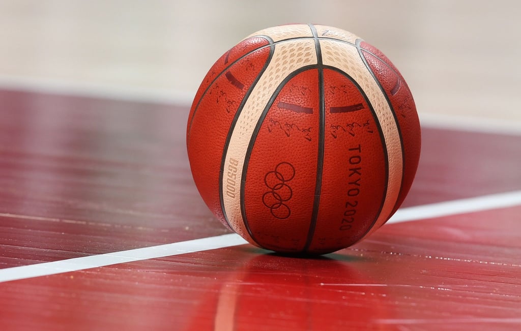 Ein Basketball liegt auf dem Spielfeld.
