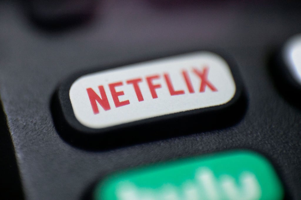 Netflix bietet seine neue Version mit Werbeanzeigen günstiger als das bisherige Basis-Abo an
