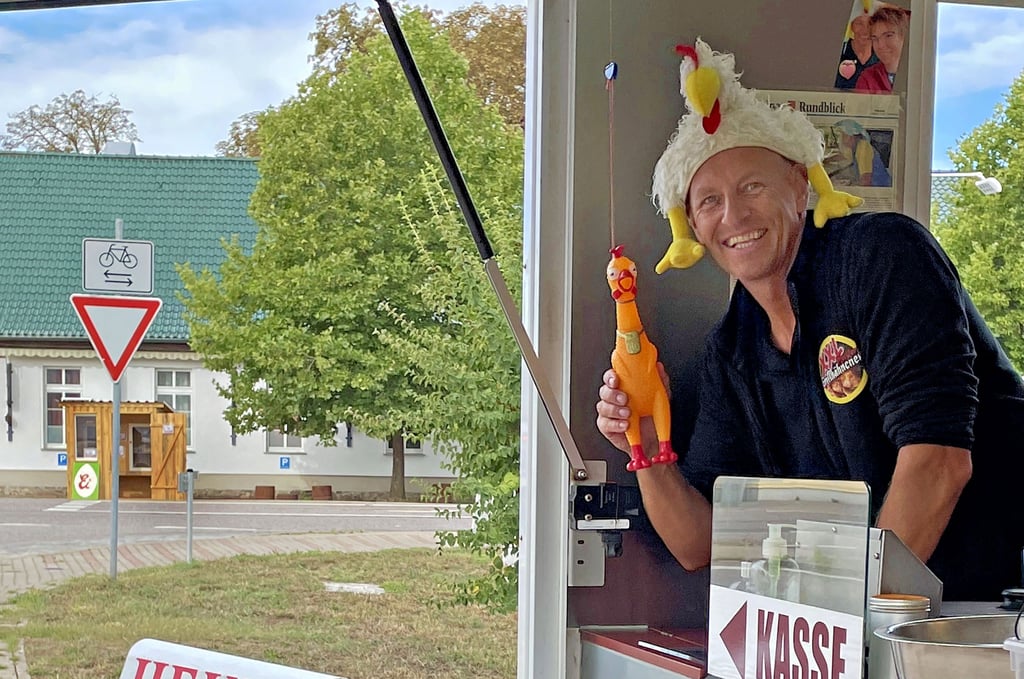Ralf Pfeiffer an seinem Grillhähnchenverkaufswagen in Möckern.