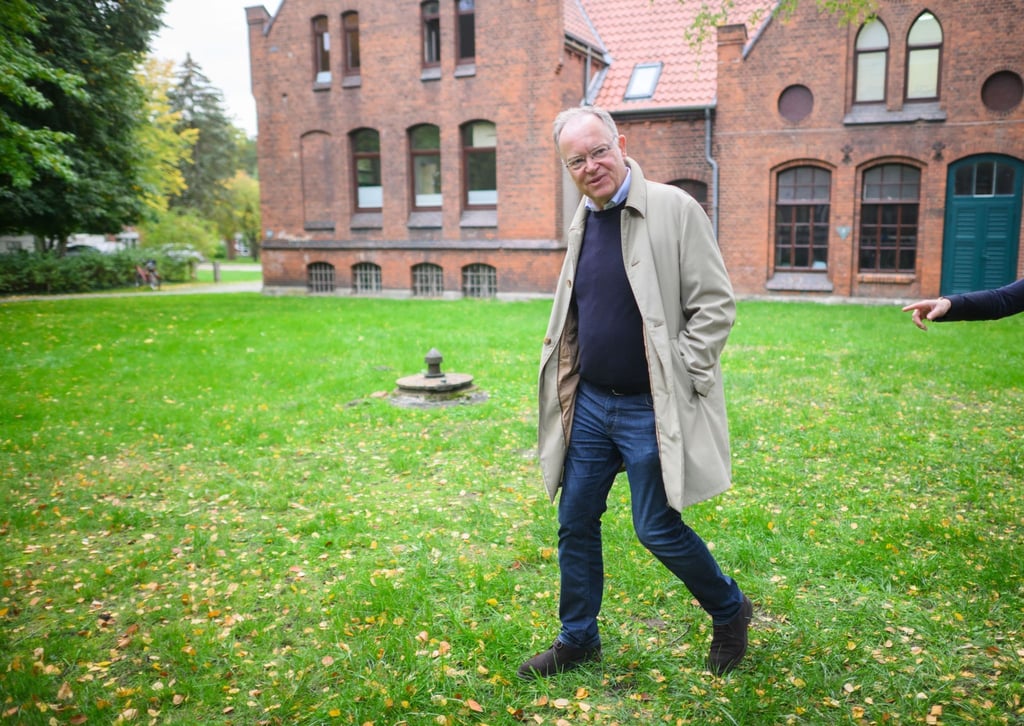 Stephan Weil (SPD), Ministerpräsident Niedersachsen, kommt zu einem Pressestatement.