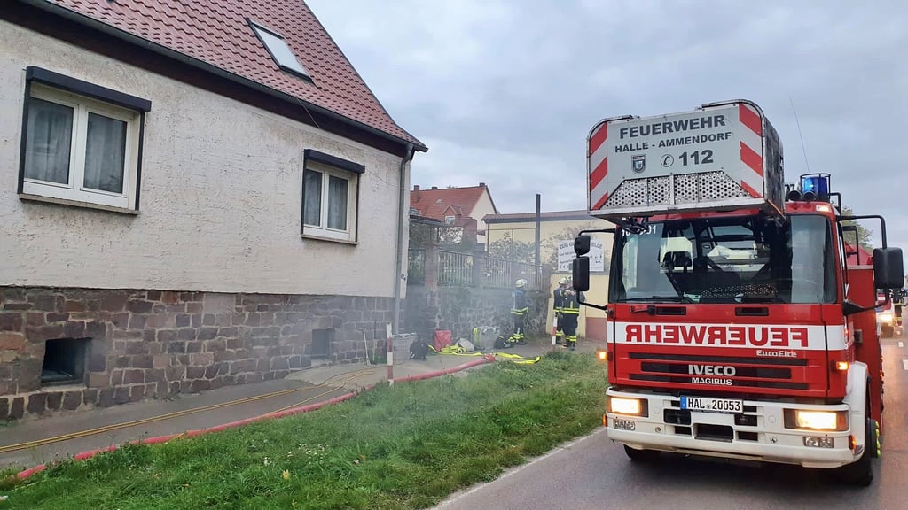 Die Feuerwehr konnte den Brand in dem Wohnhaus schnell löschen.