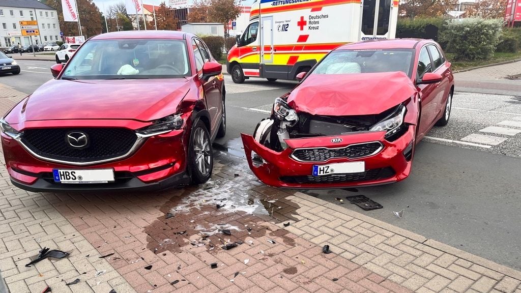 Nach einem schweren Unfall mit mehreren Beteiligten auf der Straße des 20. Juli in Halberstadt ist ein Fahrradfahrer schwer und weitere vier Menschen leicht verletzt worden. Foto: