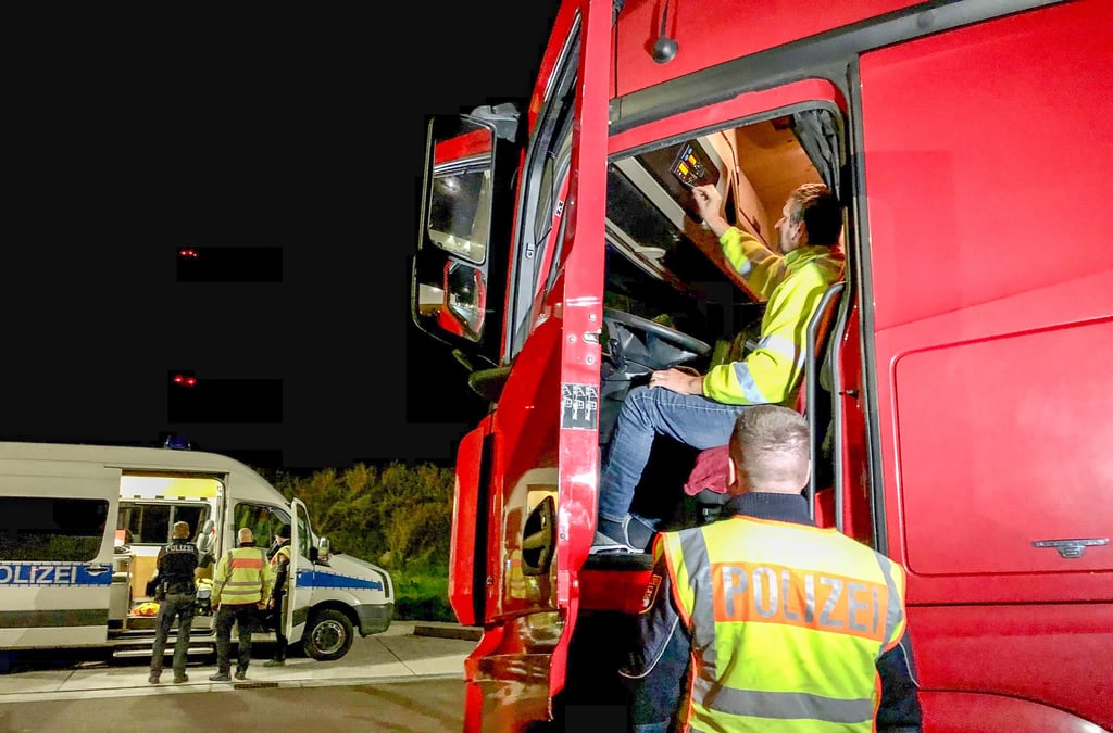 Die Autobahnpolizei führte in der Nacht zu Freitag an der A9-Raststätte bei Osterfeld In Richtung München Lkw-Kontrollen durch.
