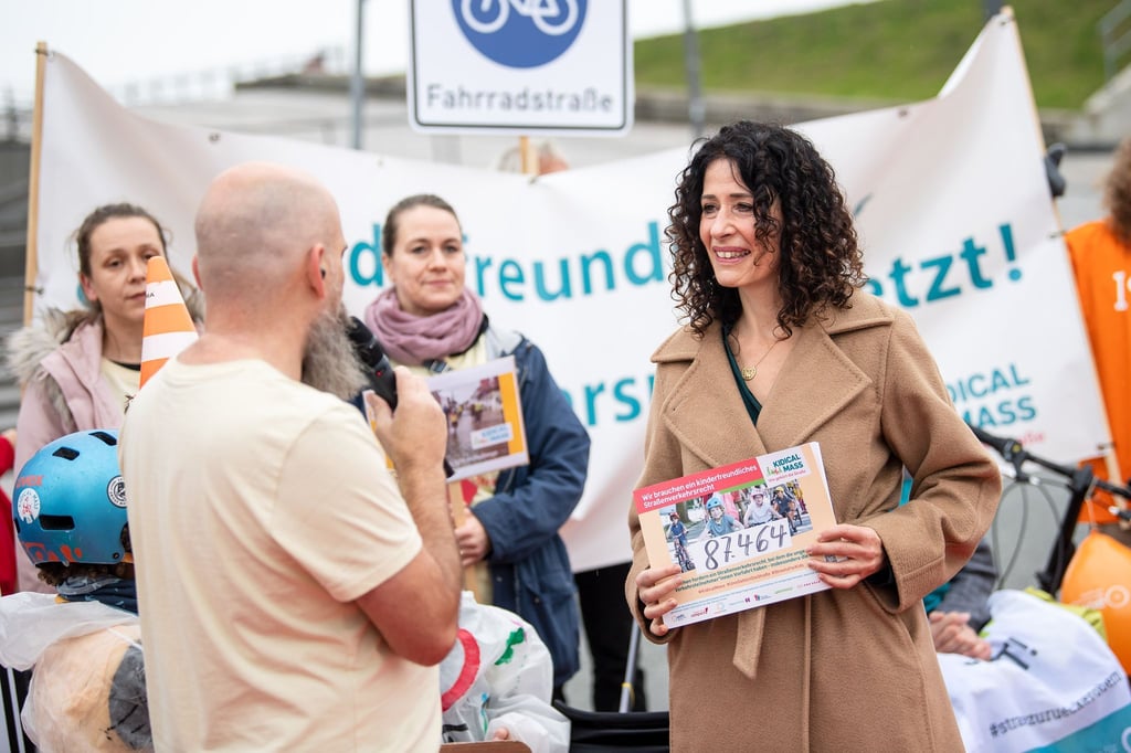 Bettina Jarasch (r) spricht mit Aktivisten.