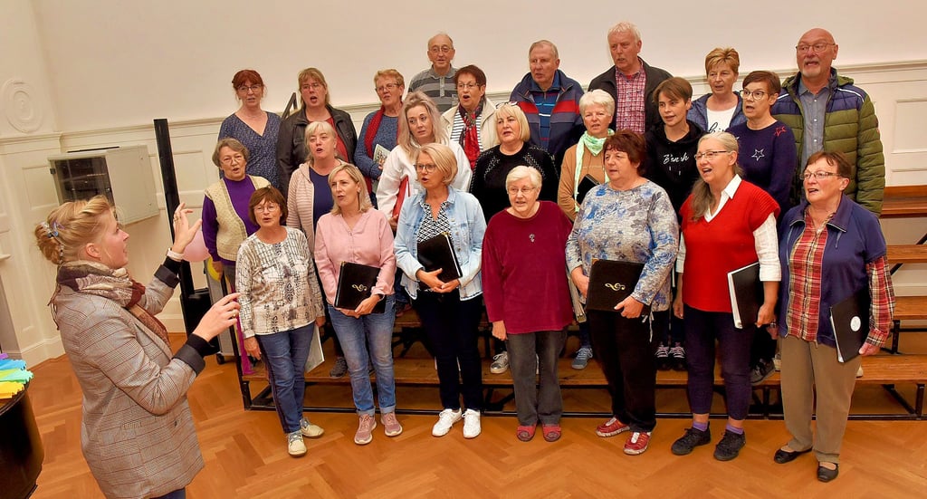 Der Städtische Singverein Eisleben unter Leitung von Ella Reiter bereitet sich auf sein Festkonzert vor.