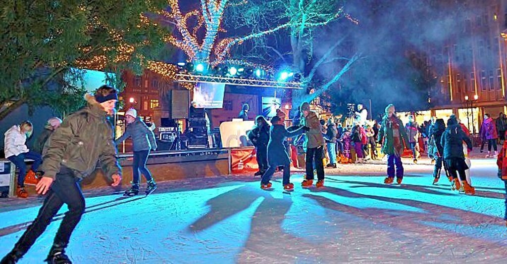 Die Eisbahn auf dem Winckelmannplatz in Stendal hat vor der Corona-Krise viele Besucher angelockt.