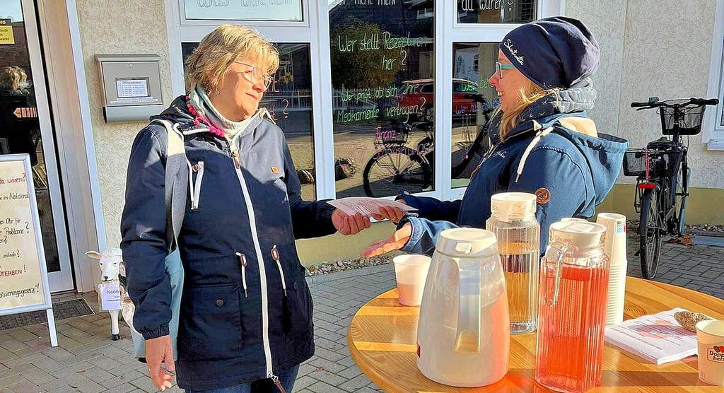 Die Corvinus-Apothekerin in Colbitz hatte vergangenen Mittwoch geschlossen. Inhaberin Anne-Kathrin Haus (r.) erklärte ihren Kunden vor der Filiale die Hintergründe dieser Protestaktion.
