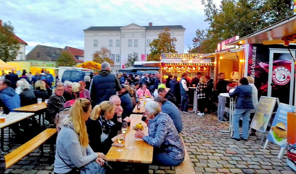 Das Herbst- und Weinfest Roßlau etabliert sich auf dem Markt.