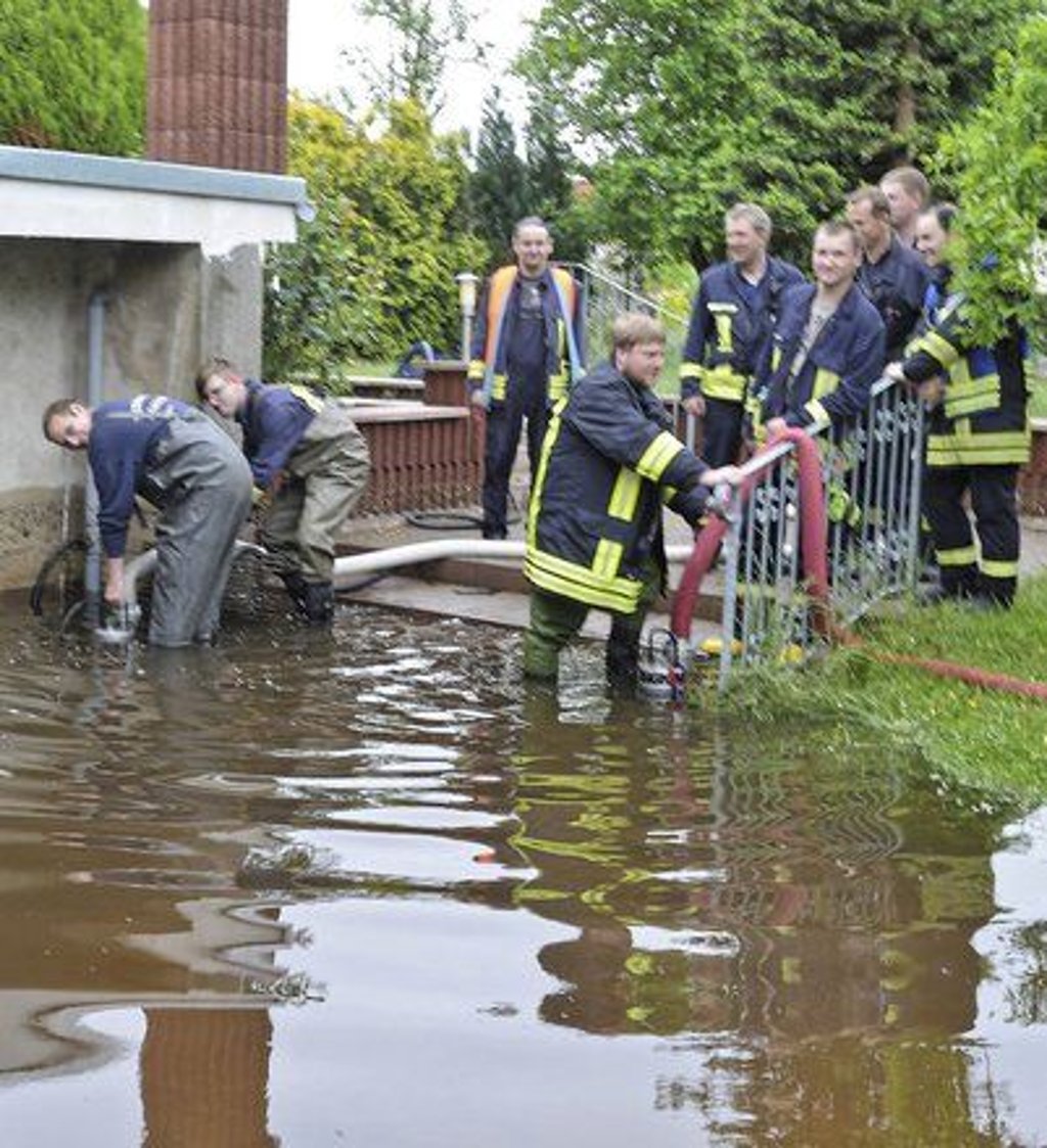 Vor sechsJahren mussten die Feuerwehren der Stadt mehr als 40 Keller in Mosigkau nach schweren Regengüssen auspumpen. Die Arbeiten liefen einige Tage lang.