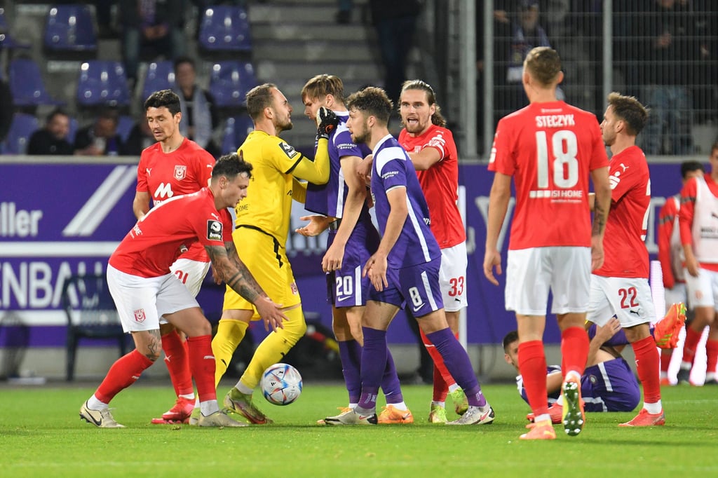 Im Derby zwischen Erzgebirge Aue und Halleschem FC ging es am Freitagabend heiß her.