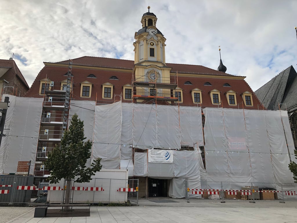 Die Plane am Weißenfelser Rathaus bleibt bis zum Frühjahr hängen.