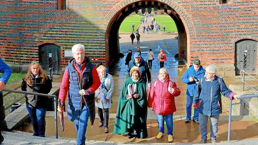 Tangerhütter Automobilfreunde besuchen Lübeck mit seinem Holstentor.
