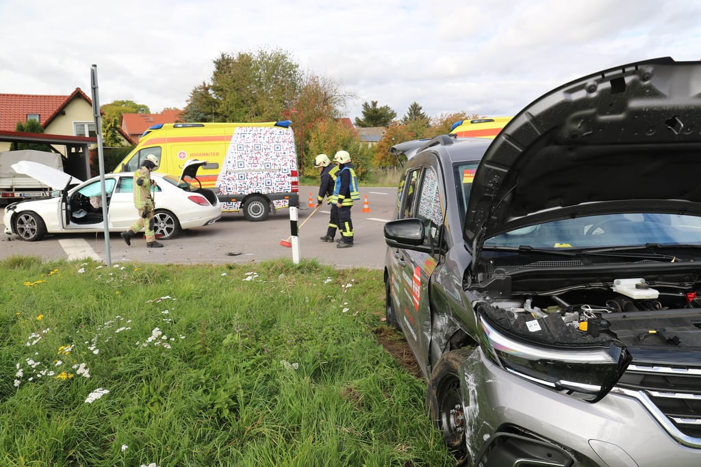 Bei einem Frontalzusammenstoß eines Renault und eines Mercedes sind Freitagmittag in Crölpa-Löbschütz zwei Autofahrerinnen schwer verletzt worden.