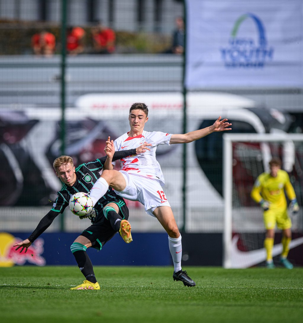 Leipzigs Tim Koehler (r.) in der UEFA Youth League gegen Celtic Glasgow.