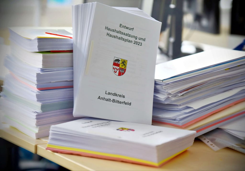 Jedes Jahr ein neuer Berg Papier: Auf einem Tisch in der Lokalredaktion liegen Dokumente und Beschlussvorlagen aus Stadträten und dem Kreistag.