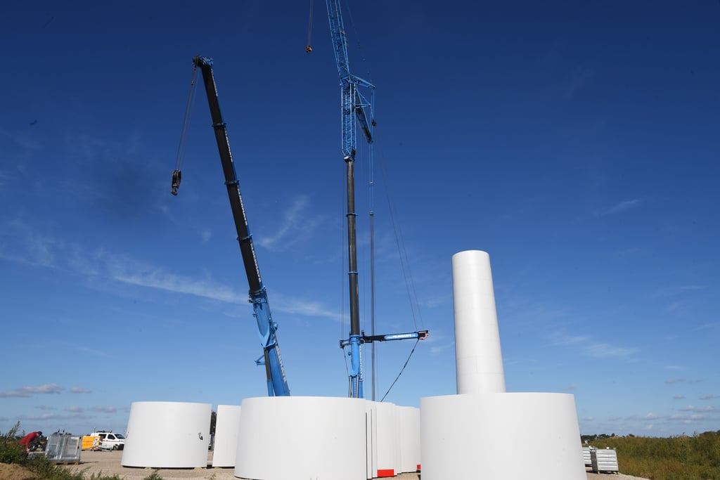 Drei neue Windräder entstehen bei Quellendorf.