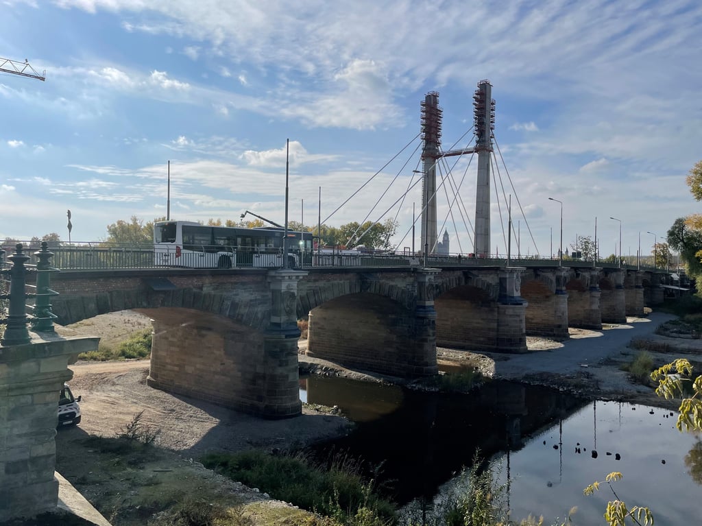 Elf Backsteingewölbe mit Verzierungen aus Elbsandstein – erst beim Blick unter die Fahrbahn der Anna-Ebert-Brücke wird deren historischer Wert erkennbar.