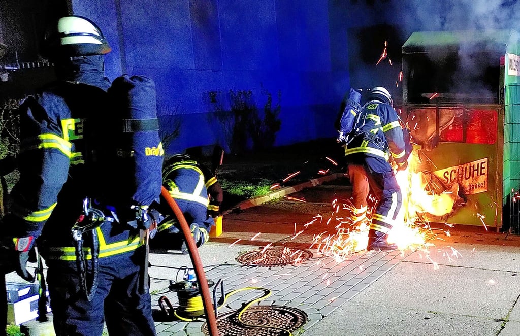 Treibt ein Feuerteufel sein Unwesen? Ein Altkleidercontainer in der August-Bebel-Straße in Stendal stand am 4. Oktober in Flammen. Personen kamen bei dem Brand nicht zu Schaden.