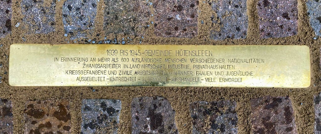 Die erste Stolperschwelle im Landkreis Börde erinnert an mehr als 600 Zwangsarbeiter ausländischer Herkunft, die zwischen 1939 und 1945 in Hötensleben eingesetzt wurden.