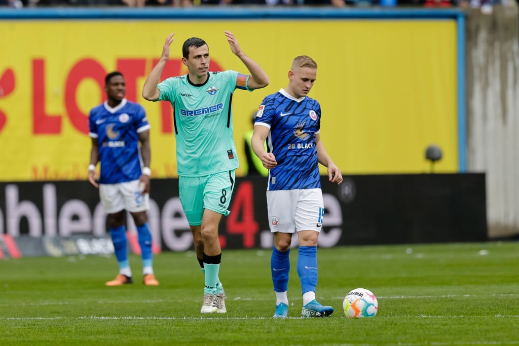 Ron Schallenberg (l) brachte Paderborn in Rostock in Führung.
