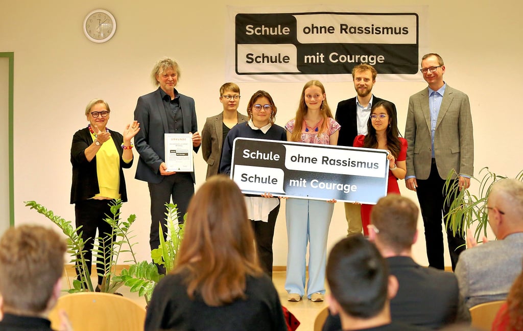 Feierliche Titelverleihung: Das Herder-Gymnasium ist jetzt eine „Schule ohne Rassismus - Schule mit Courage“.