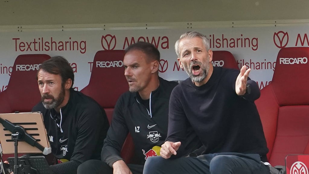 Marco Rose (r.) neben seinen Assistenten Alex Zickler und Marco Kurth (l.).