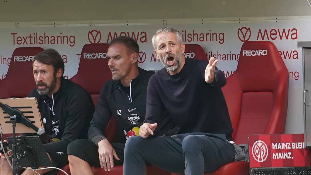 Marco Rose (r.) neben seinen Assistenten Alex Zickler und Marco Kurth (l.).