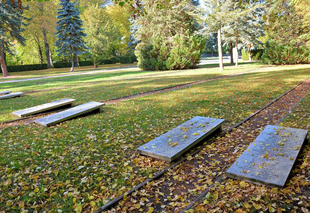 Blick auf die Soldatengräber in Park 27 des Halberstädter Friedhofs. Hier ruhen die Toten, deren Grabplatten – vor einem Jahr geborgen – nun auf die Wiederverlegung warten. Im Vordergrund Granitplatten, die 1995 mit den Namen vieler Opfer versehen, ersatzweise verlegt wurden. Aktuell gibt es Streit um die Kosten und Details der Wiederverlegung der alten Grabsteine. Dabei stehen längst Freiwillige bereit.