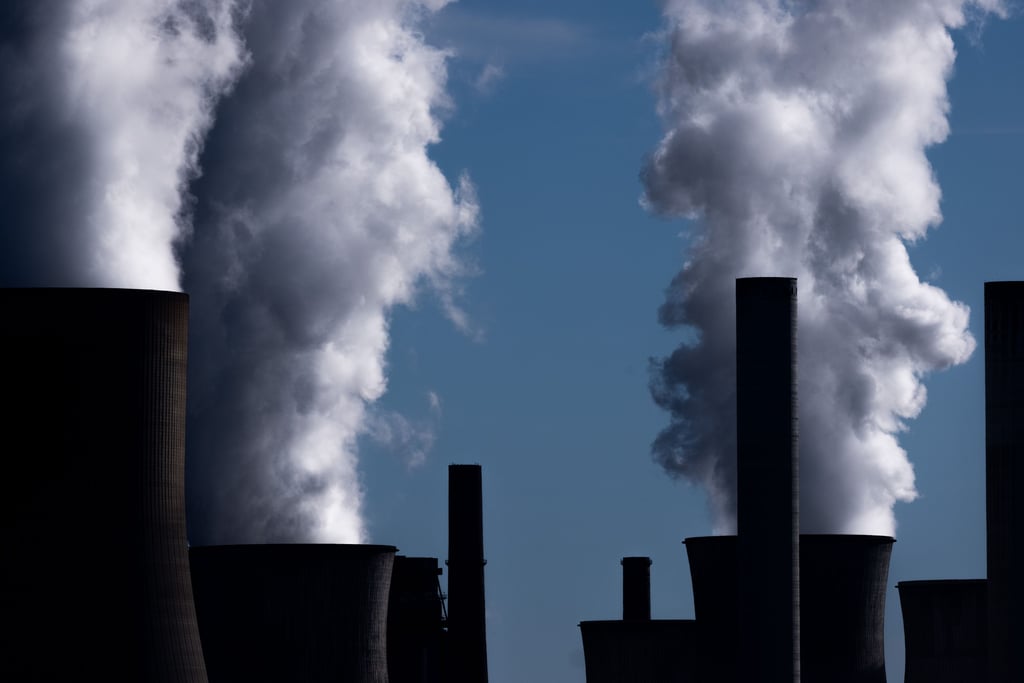 Das RWE-Kohlekraftwerk Niederaußem soll 2030 vom Netz gehen. Magdeburger Wirtschaftsverbände wollen fossile Energien weiter nutzen.