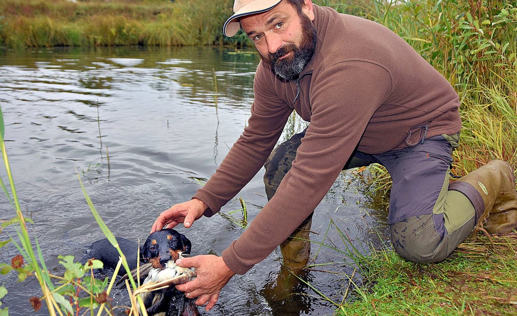 Christian Heider aus Behnsdorf ist stolz auf seinen Henry, der beim Wassertest gehorsam ihm die Ente in die Hände gibt. Herrchen und Hund sind auch bei der Jagd ein eingespieltes Team.