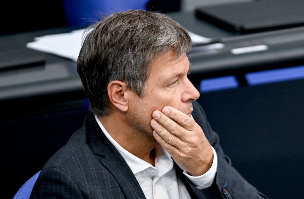 Bundeswirtschaftminister Robert Habeck verfolgt im Plenarsaal im Bundestag die Debatte.