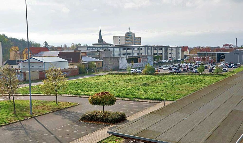 Auf der Grünfläche zwischen dem Bahngelände und der Straße „An der Walze“ soll ein Hotel entstehen.