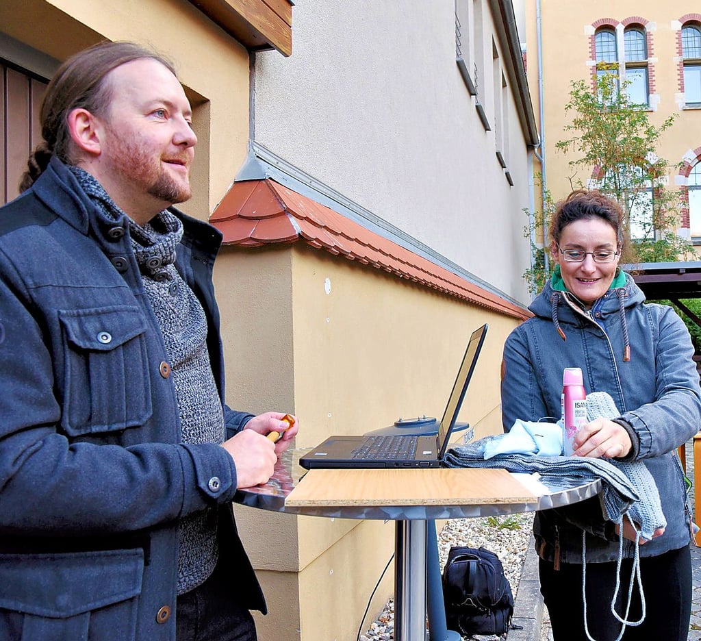 Auktionsleiter Carl Göpke schwingt den Hammer, Mitarbeiterin Cynthia Freude präsentiert die Fundsachen.