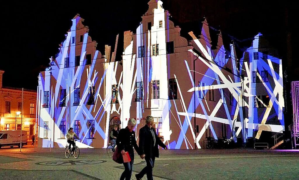 Das Rathaus erstrahlt in bunten Farben. Mit einem speziellen Piano werden die Lichteffekte beeinflusst.