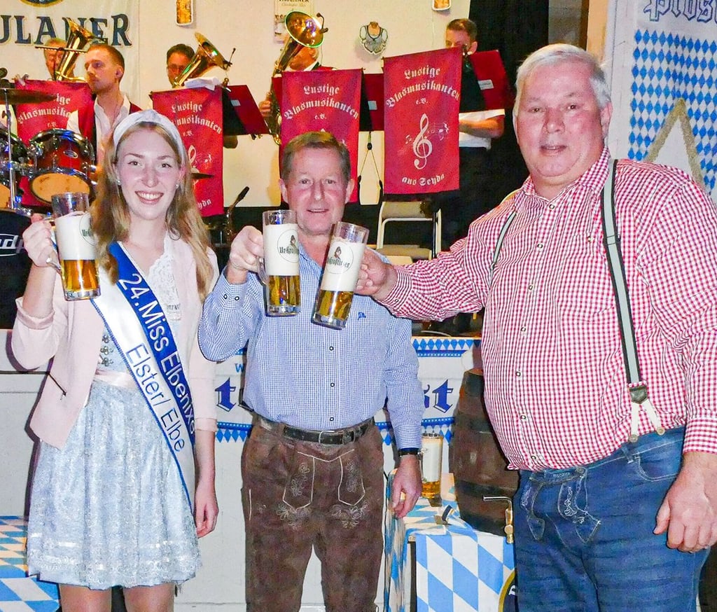„Miss Elbenixe“ Alina Hecht stößt mit Zahna-Elsters Bürgermeister Peter Müller und Zemnicks Ortsbürgermeister Dirk Kreuzmann auf ein zünftiges Oktoberfest in Elster an.