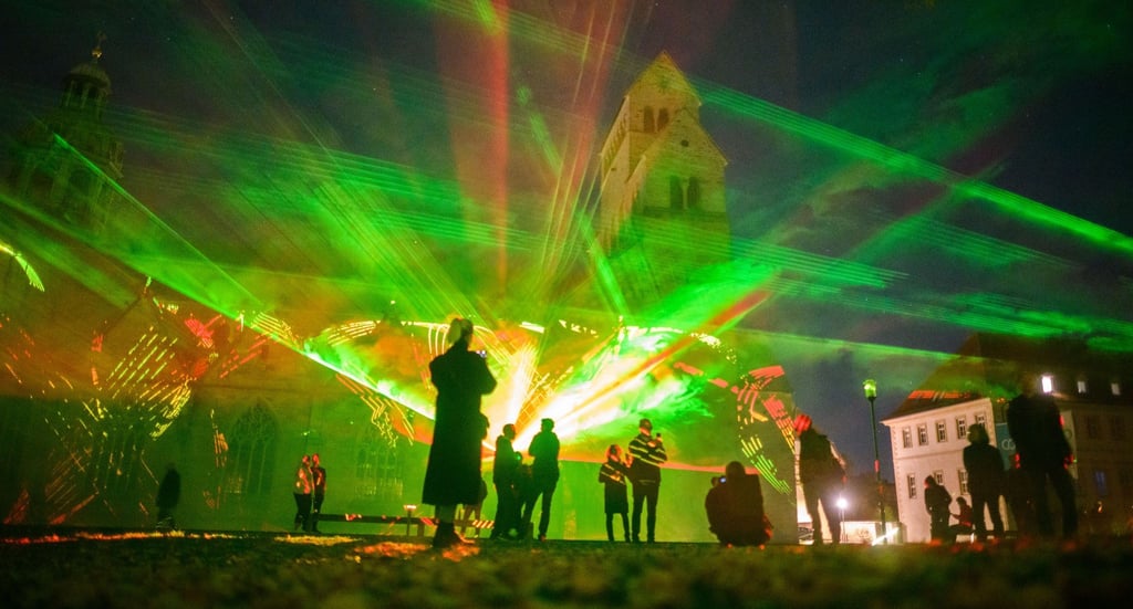 Eine Lasershow des Künstlers Edwin van der Heide illuminiert den Domhof und den Hildesheimer Dom beim Lichtkunstfestival „Evi Lichtungen“.