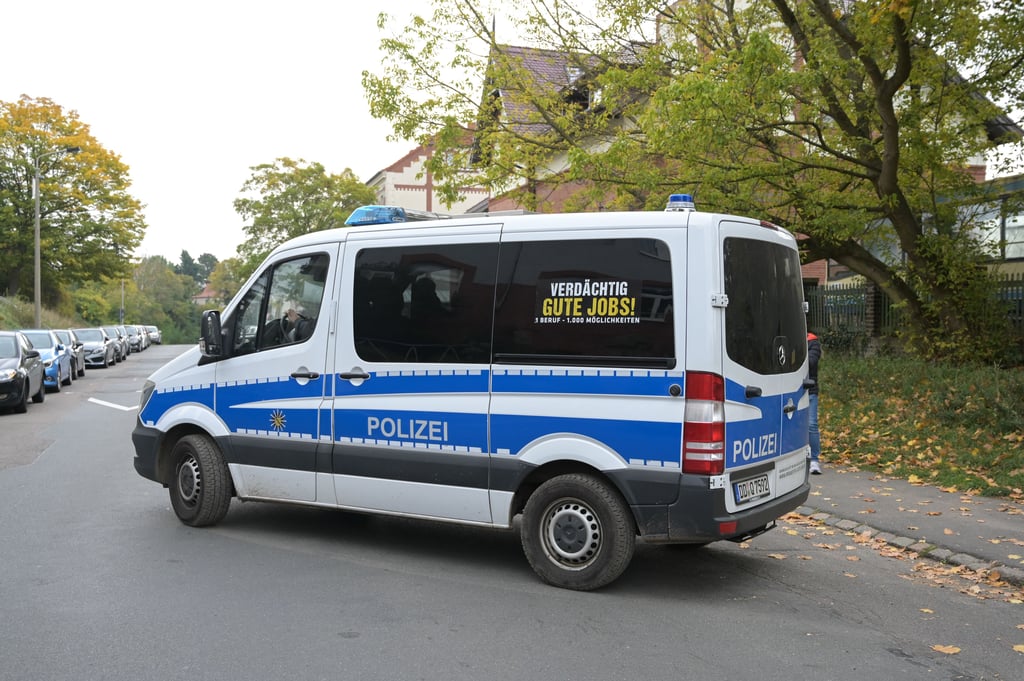 Ein Polizeiauto verlässt das Grundstück der Ballermann-Sängerin Melanie Müller in Leipzig