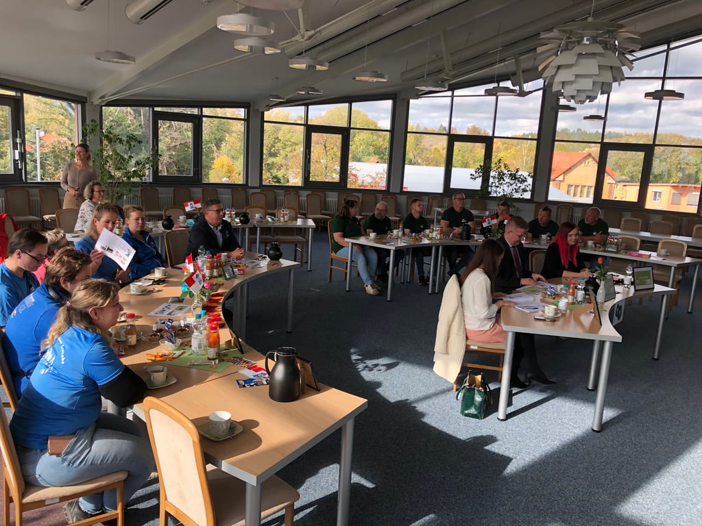Gespanntes Warten im Rathaussaal auf das erste Kennenlerntreffen.
