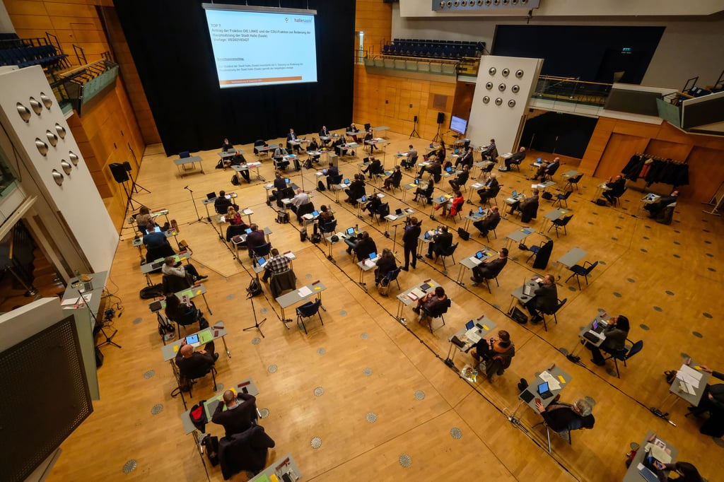 Nicht immer sind alle Mandatsträger im Stadtrat anwesend, so wie hier bei einer Sitzung im Dezember 2021 in der Händelhalle.