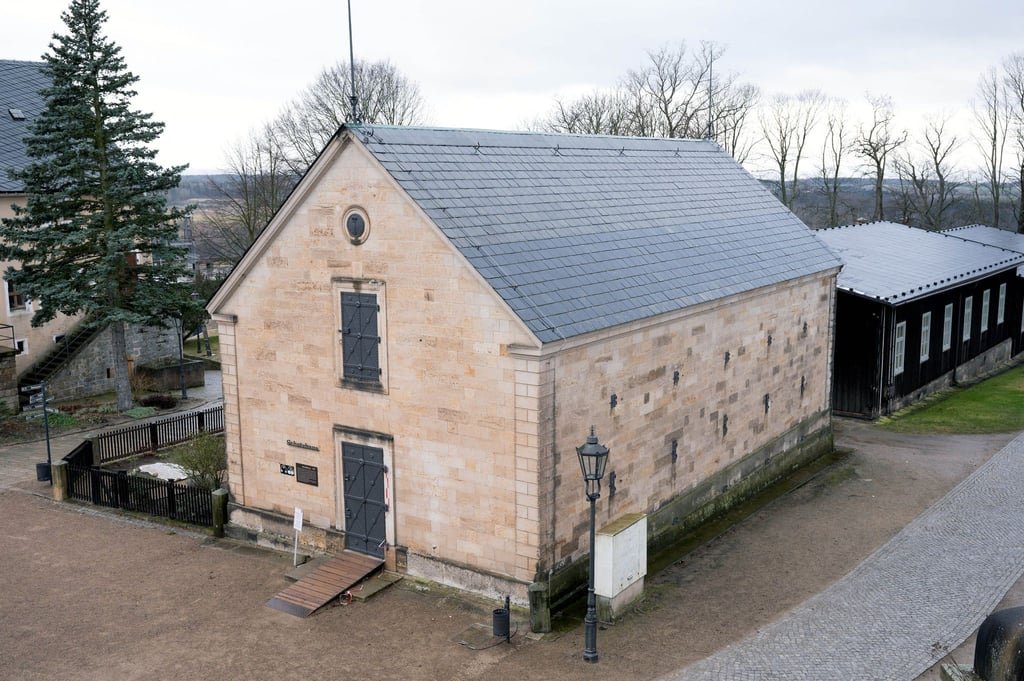Das Schatzhaus auf dem Felsplateau der Festung Königstein.