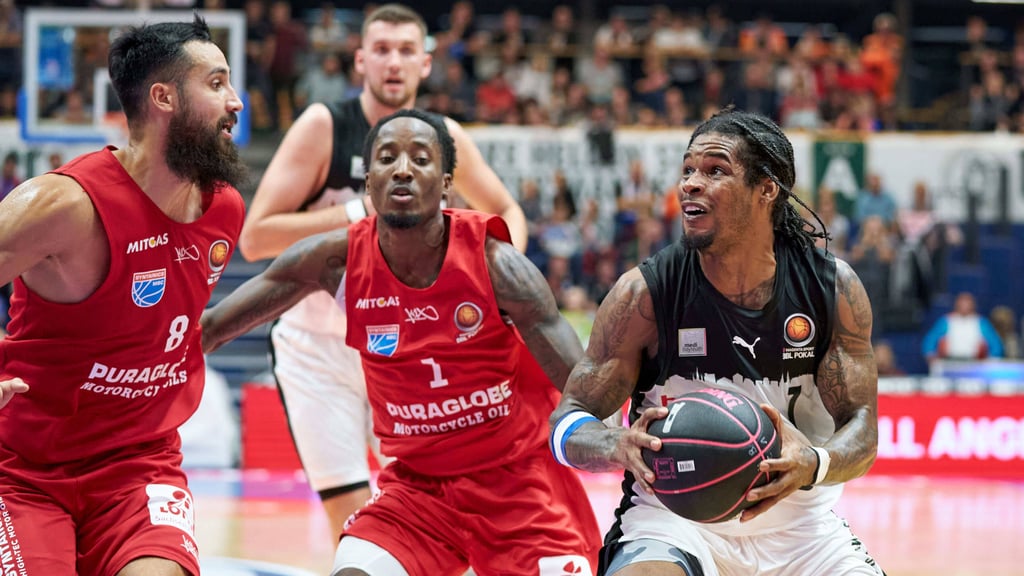 Bayreuths Ahmed Hill (r.) im Duel mit den MBC-Profis Martin Breunig (l.) und Kris Clyburn.
