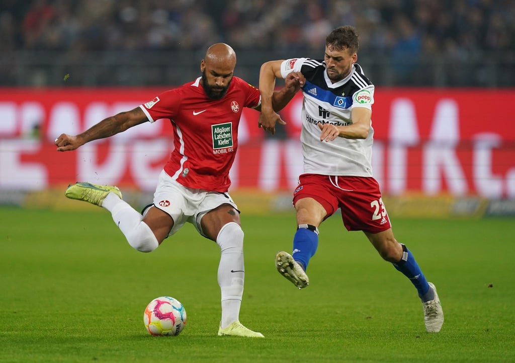 Hamburgs Jonas Meffert (r) versucht den Schuss von Kaiserslauterns Terrence Boyd zu blocken.