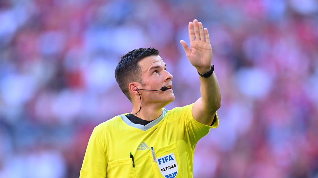 Harm Osmers aus Hannover ist ein sehr erfahrener Schiedsrichter.